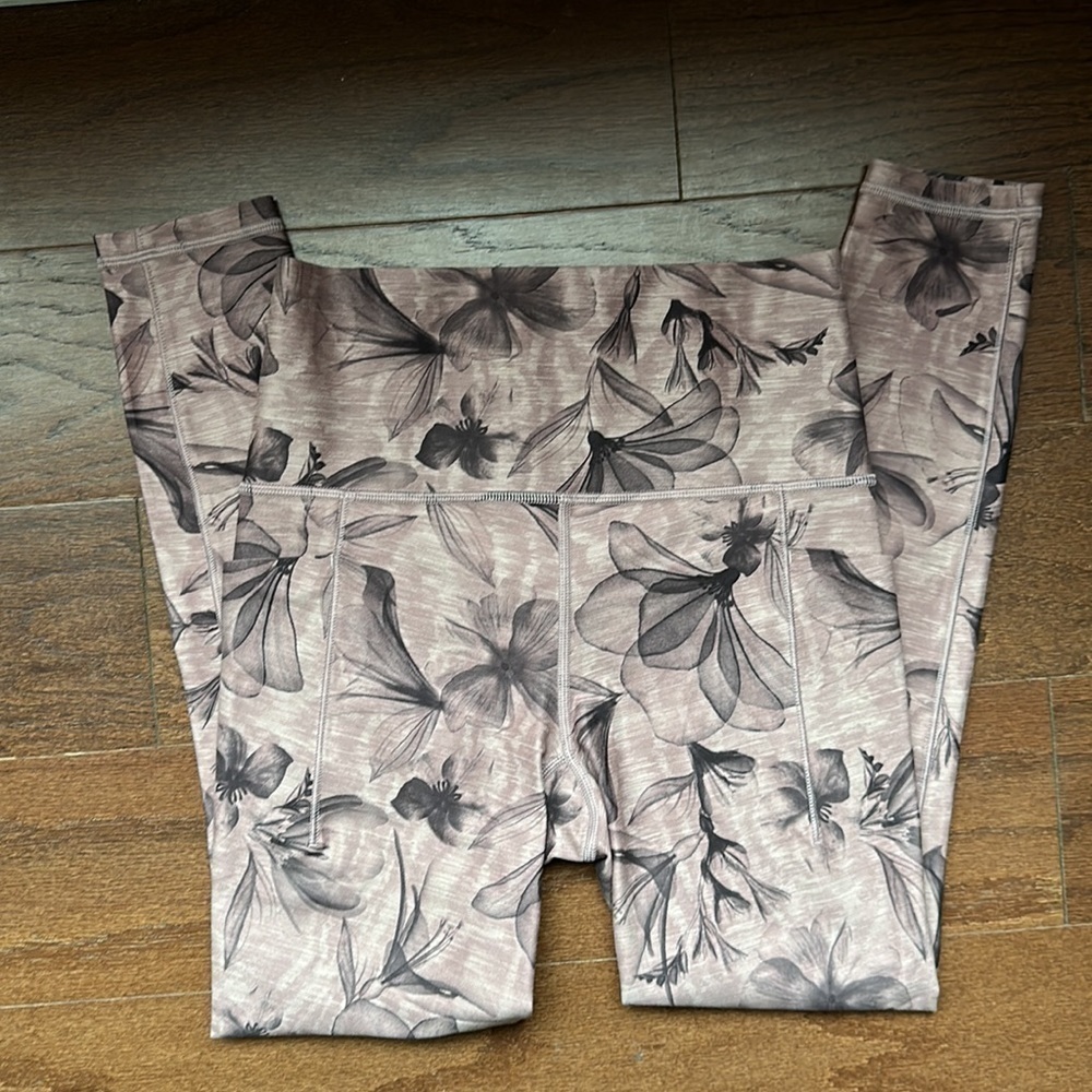Atletha Stash Pocket Leggings - Picture 5 of 9